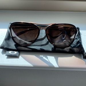 Oakley Kickback women’s sunglasses & fabric pouch